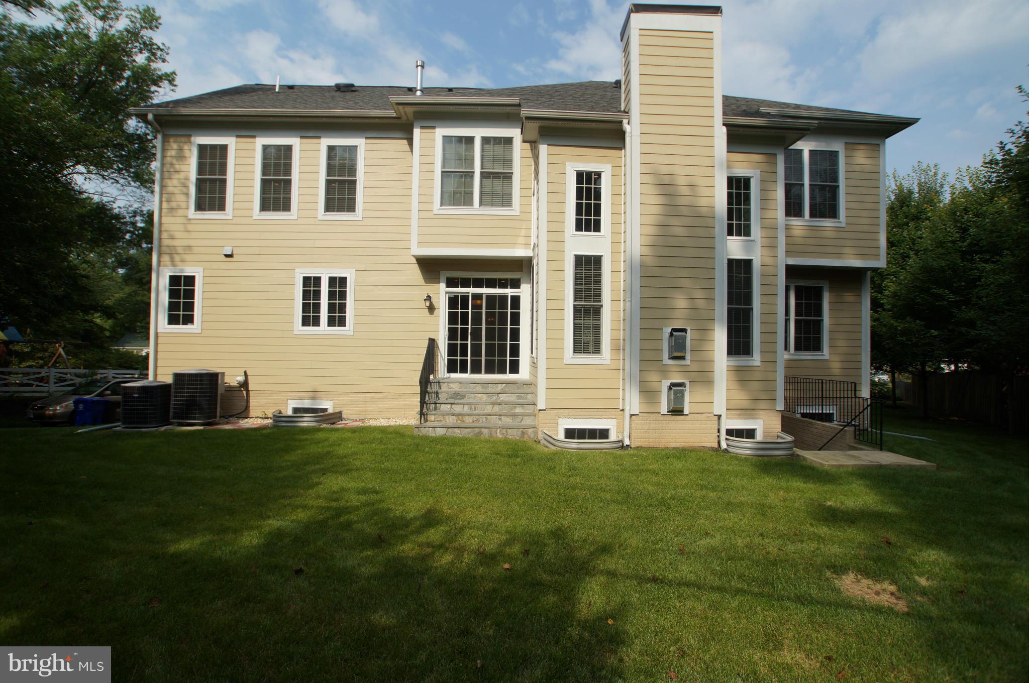 COUNTRY CLUB MANOR - Residential