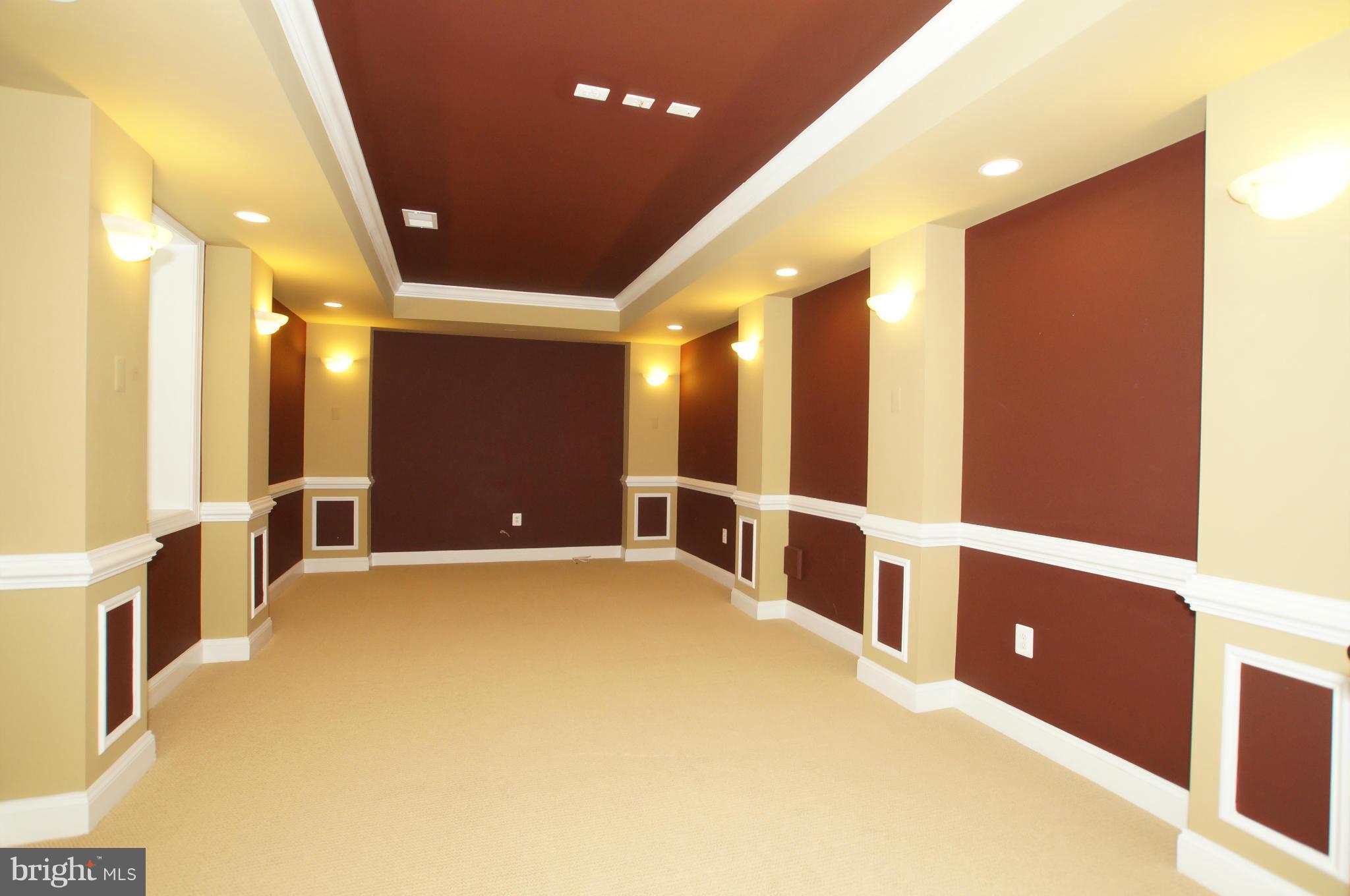 COUNTRY CLUB MANOR - Residential