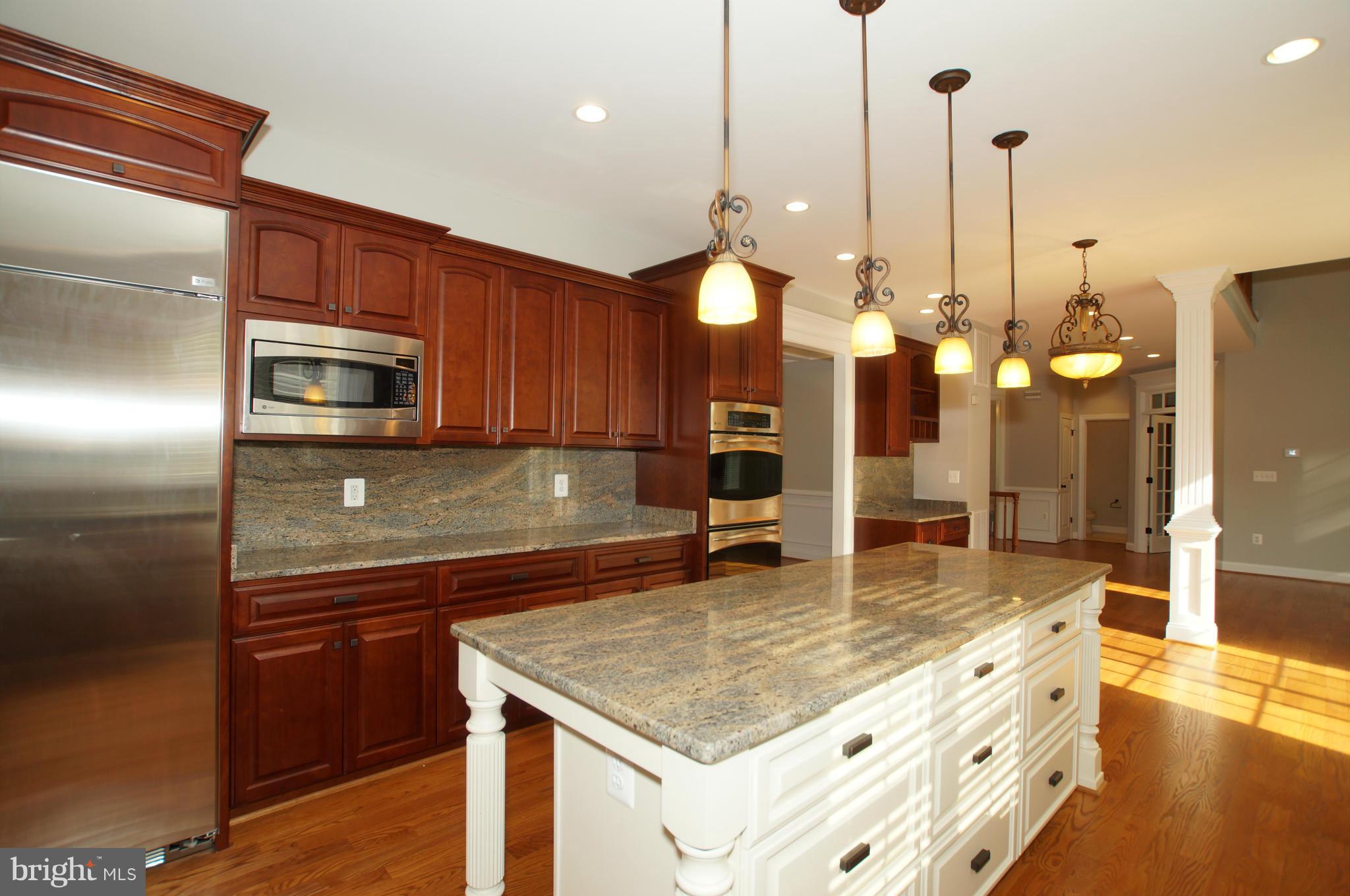 COUNTRY CLUB MANOR - Residential