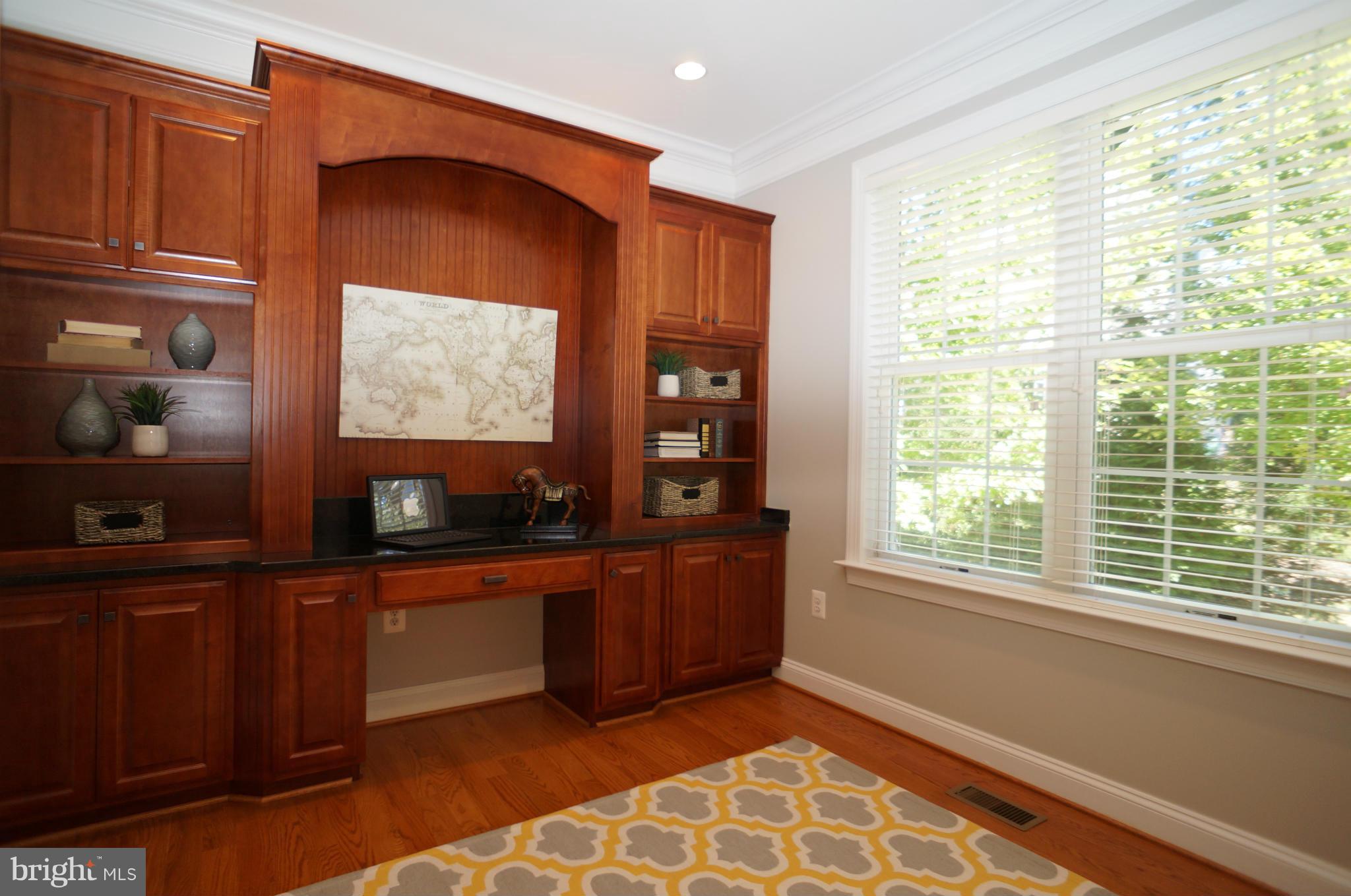 COUNTRY CLUB MANOR - Residential