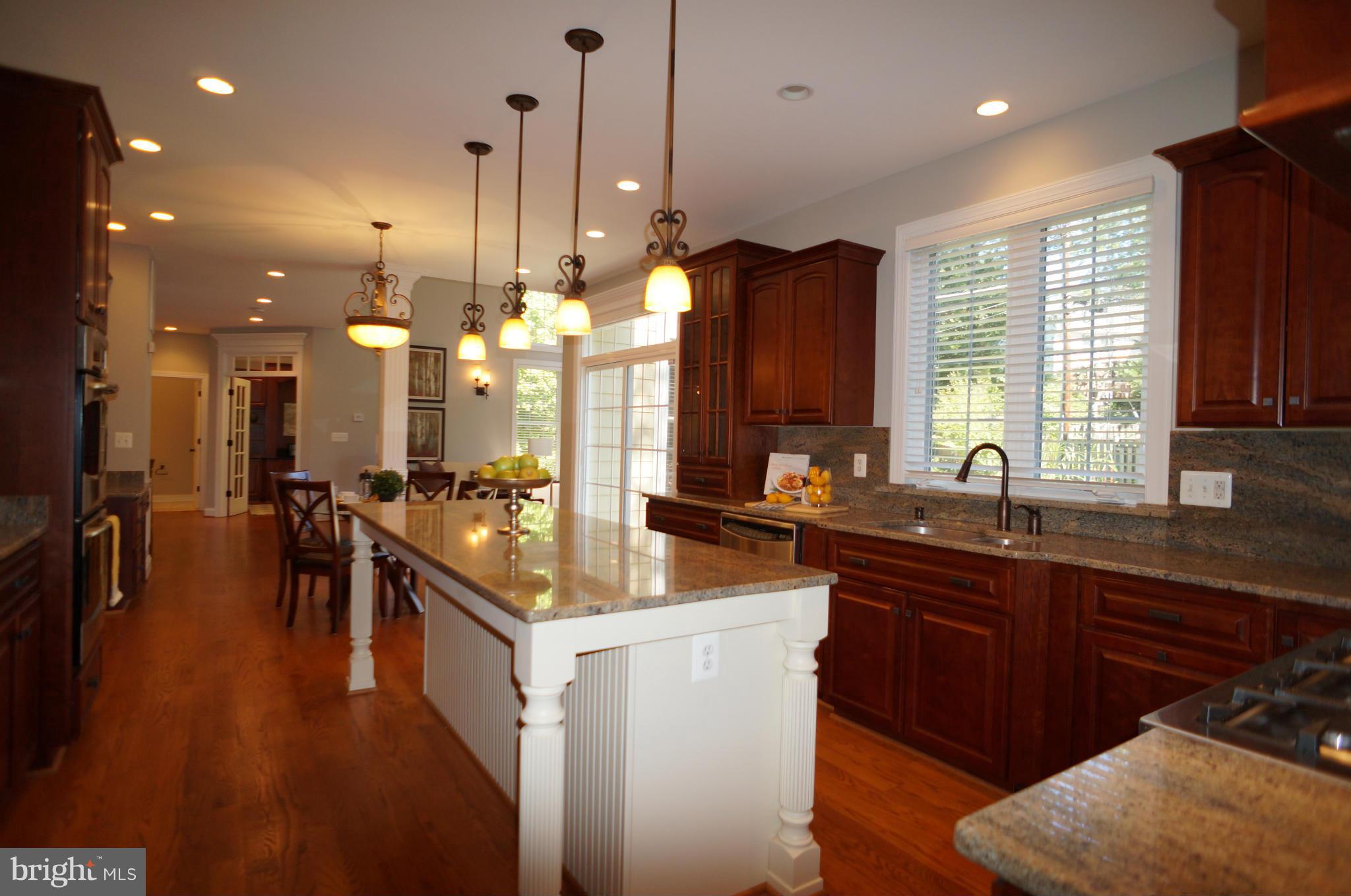 COUNTRY CLUB MANOR - Residential