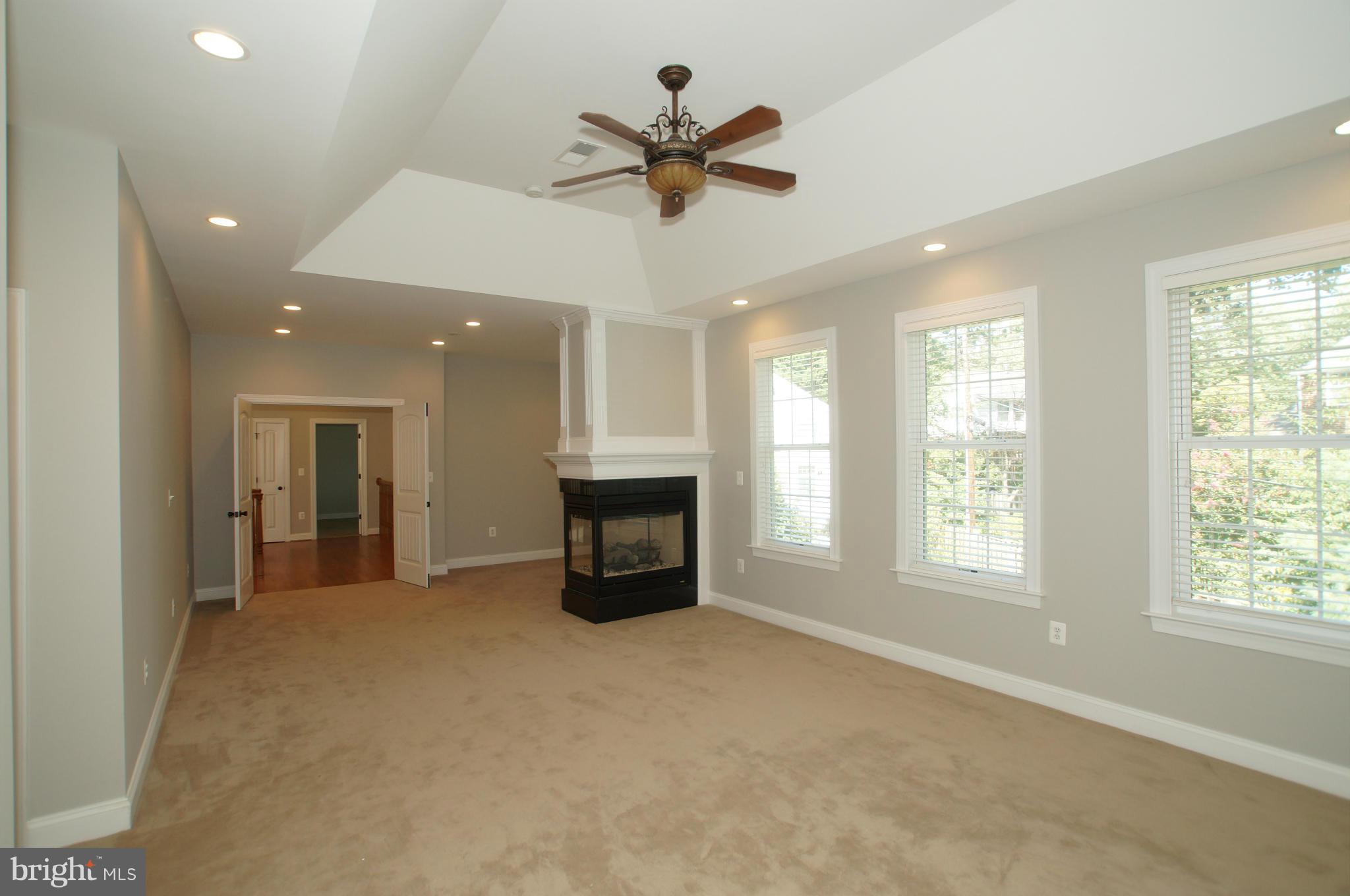 COUNTRY CLUB MANOR - Residential