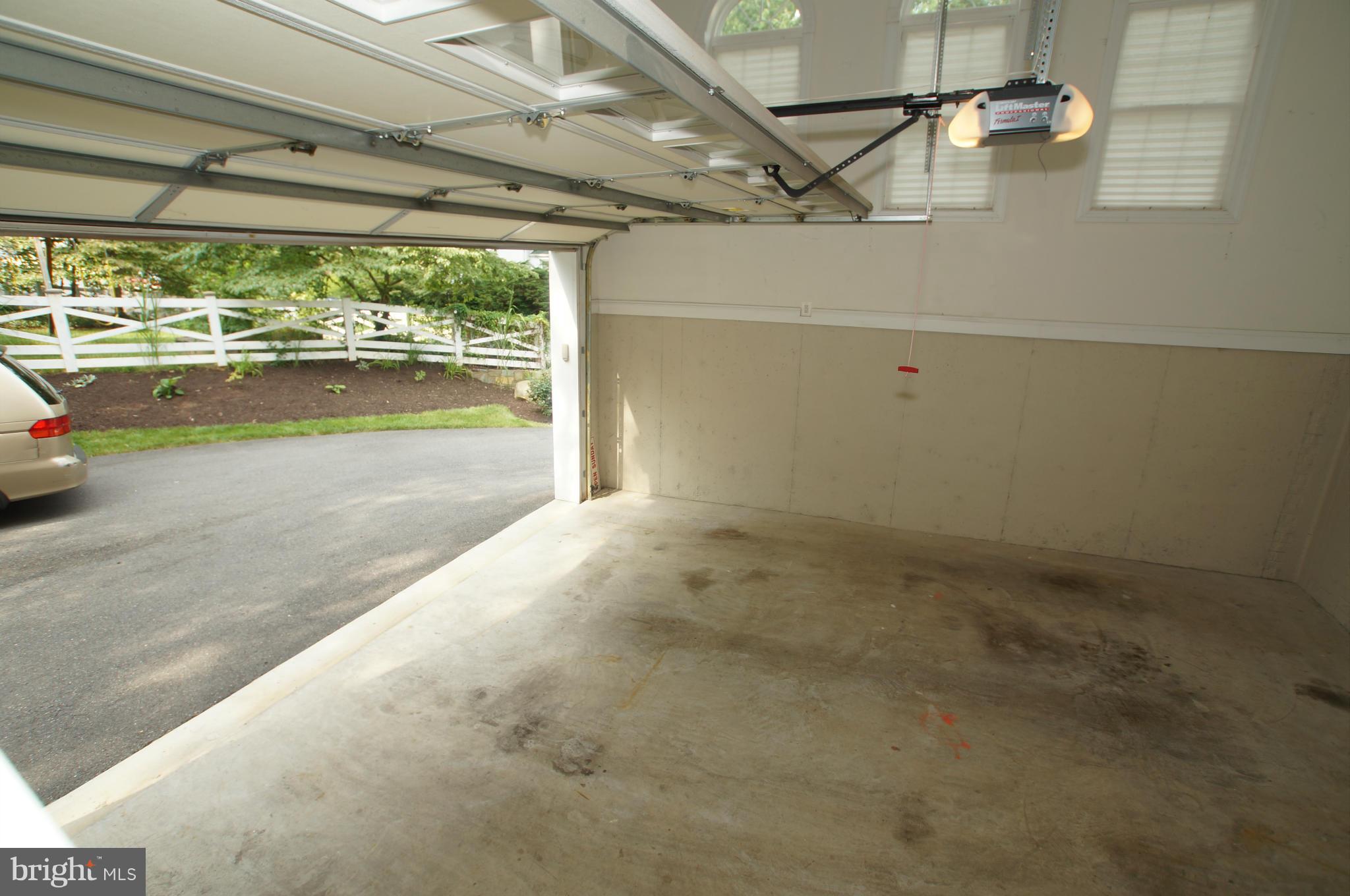 COUNTRY CLUB MANOR - Residential