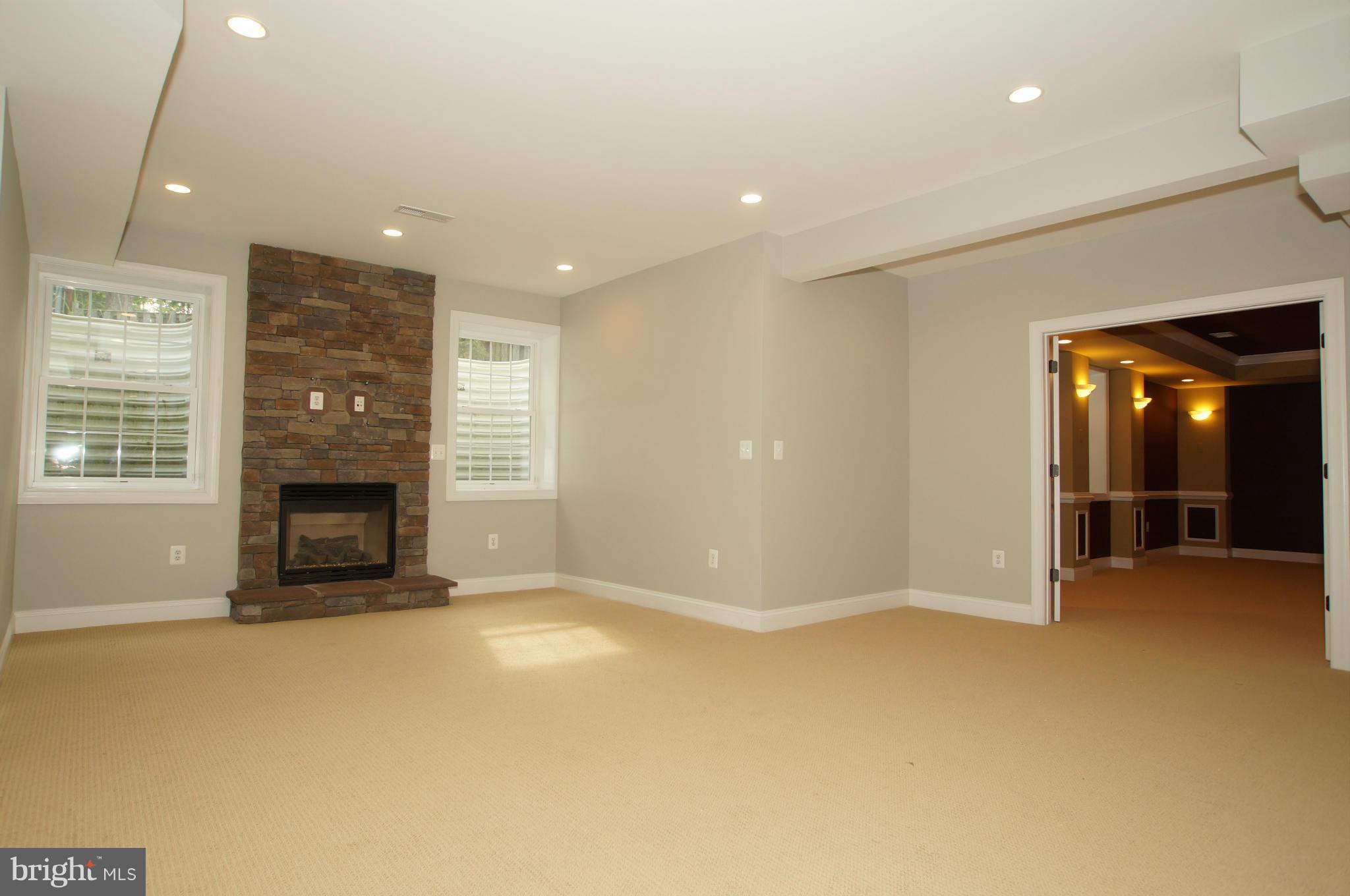 COUNTRY CLUB MANOR - Residential