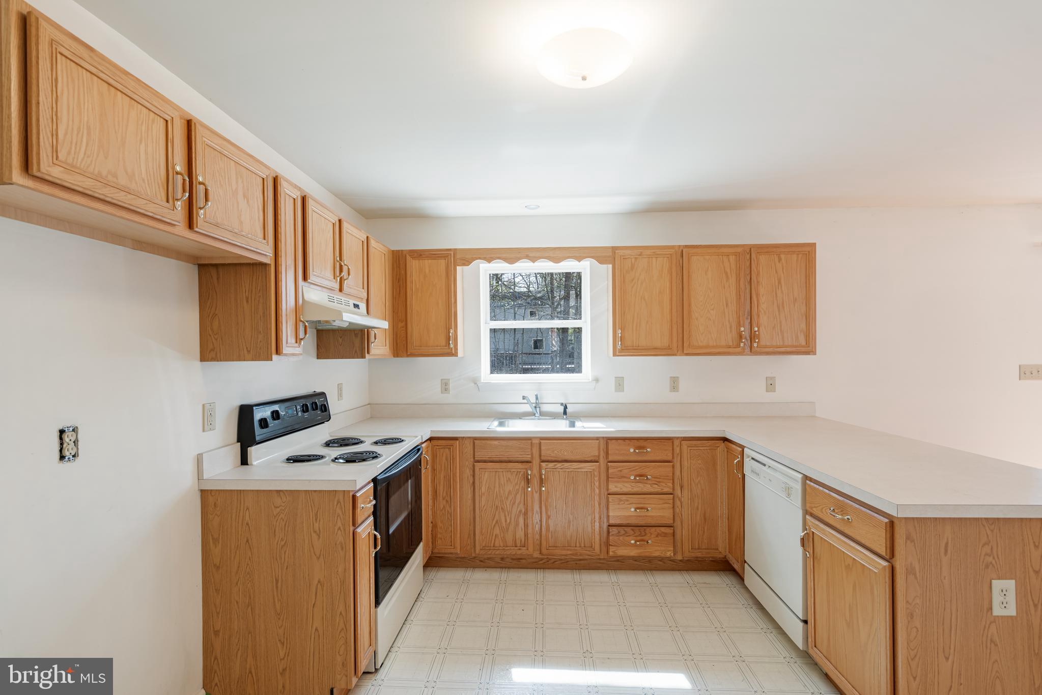 ARROWHEAD  LAKES - Residential