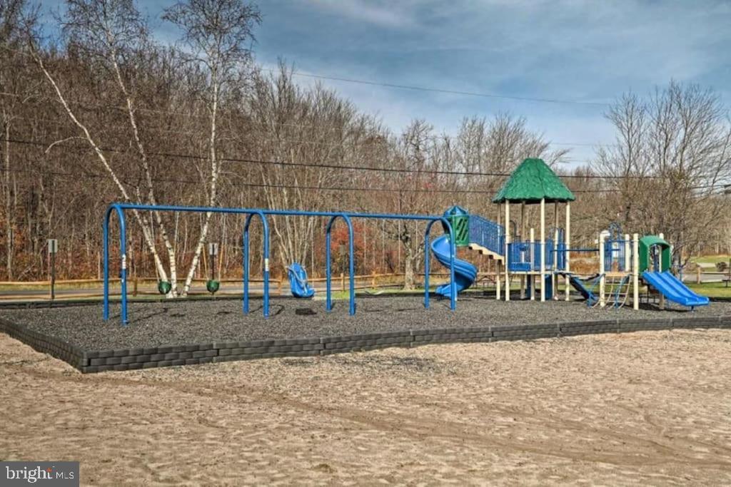 ARROWHEAD  LAKES - Residential