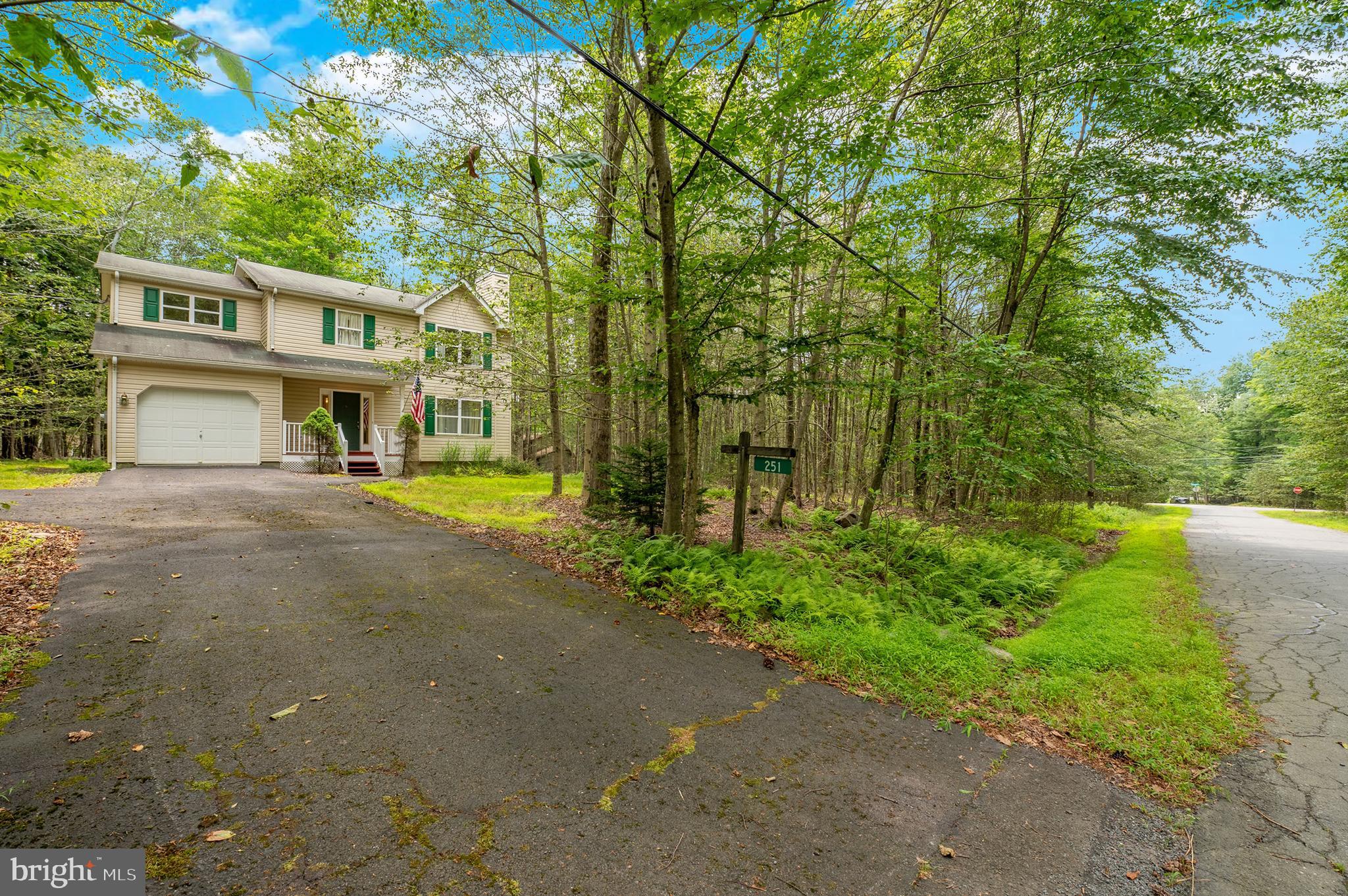 ARROWHEAD  LAKES - Residential