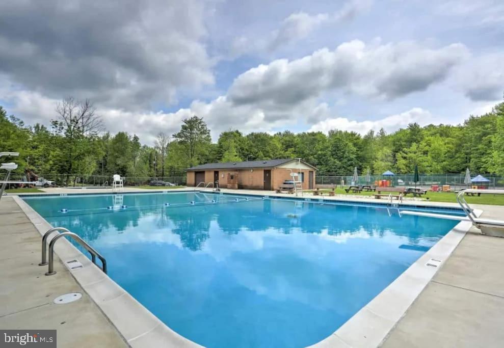 ARROWHEAD  LAKES - Residential