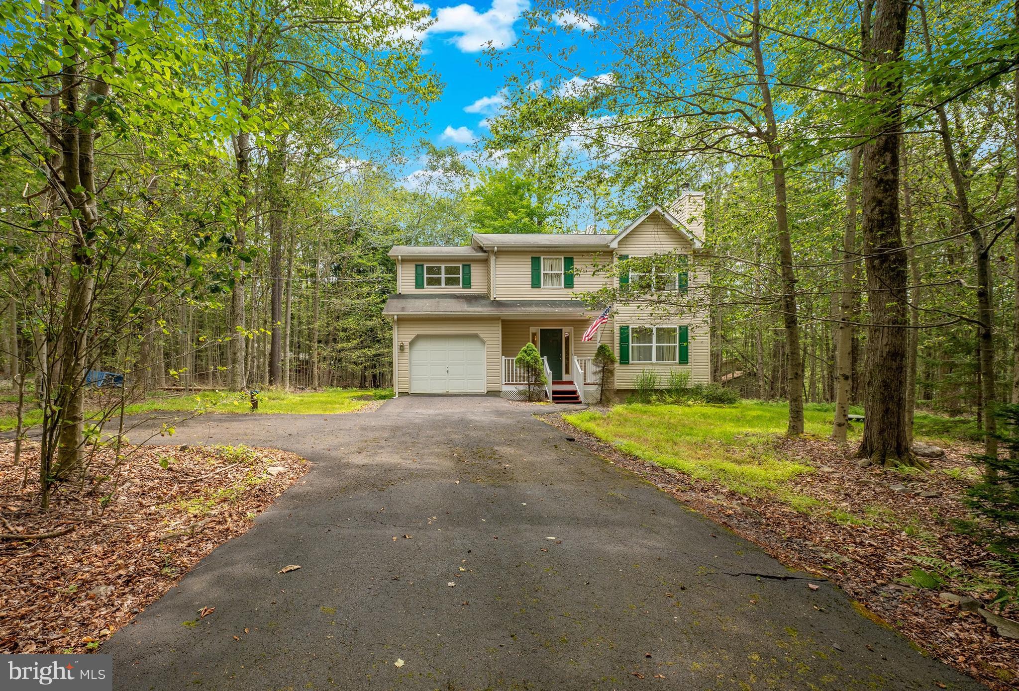 ARROWHEAD  LAKES - Residential