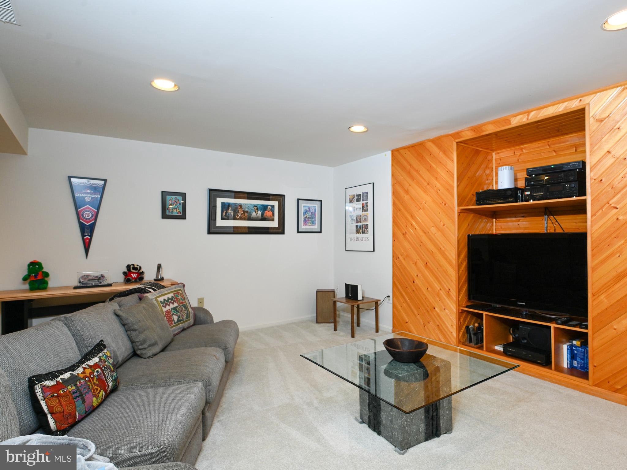 VIENNA OAKS - Residential