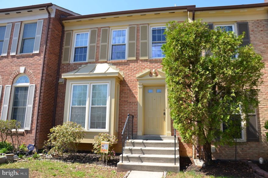 Beautiful Updated Brick Front Townhouse with 3 levels , 3  beds , 3.5 Baths , spacious living and dinning rooms with a cozy fireplace .  Closed to Kingstown Alexandria , Fort Belvoir and Spring Field Mall.  Easy access to I-495.
Contact the listing agent for the application link.