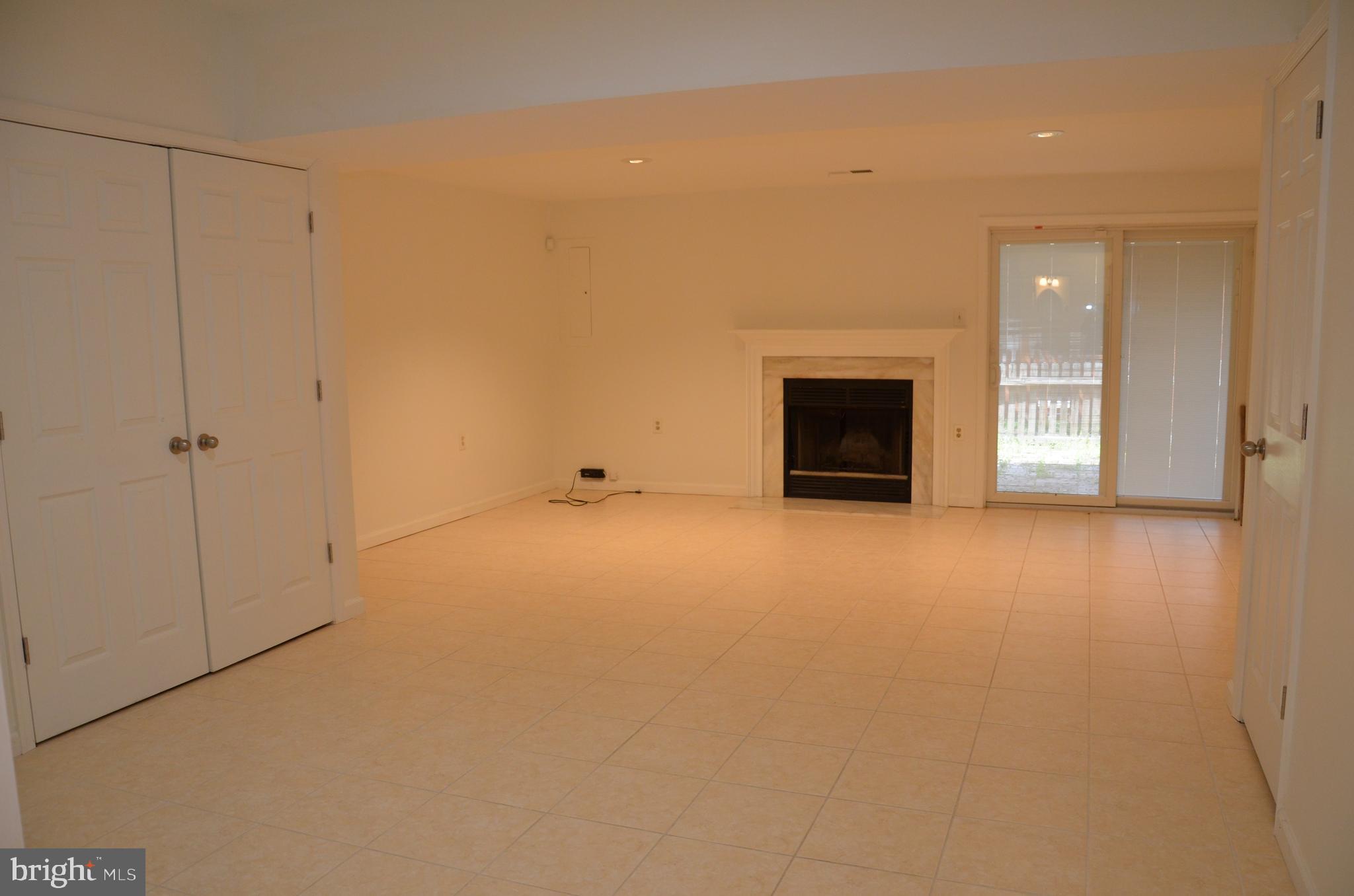 WELLINGTON COMMONS - Residential Lease