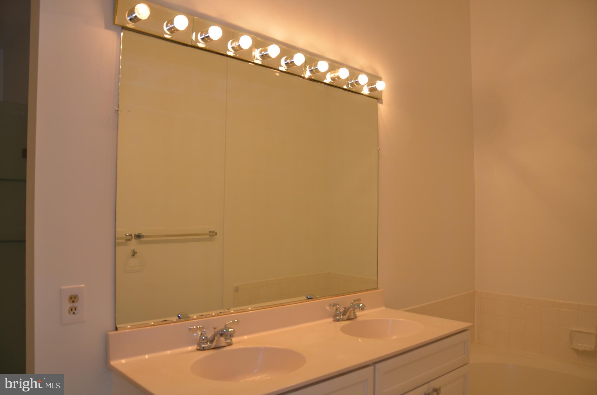 WELLINGTON COMMONS - Residential Lease