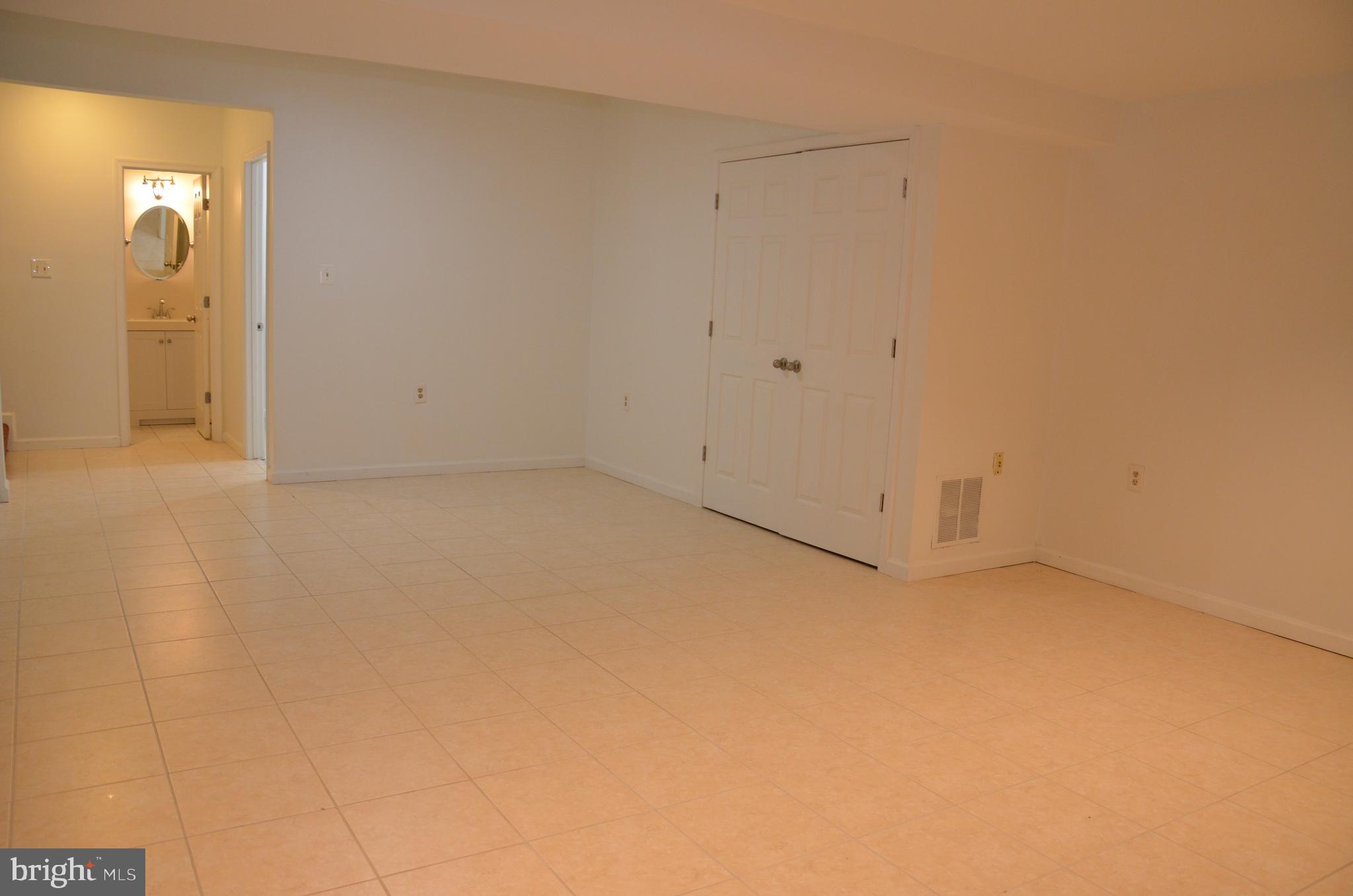 WELLINGTON COMMONS - Residential Lease