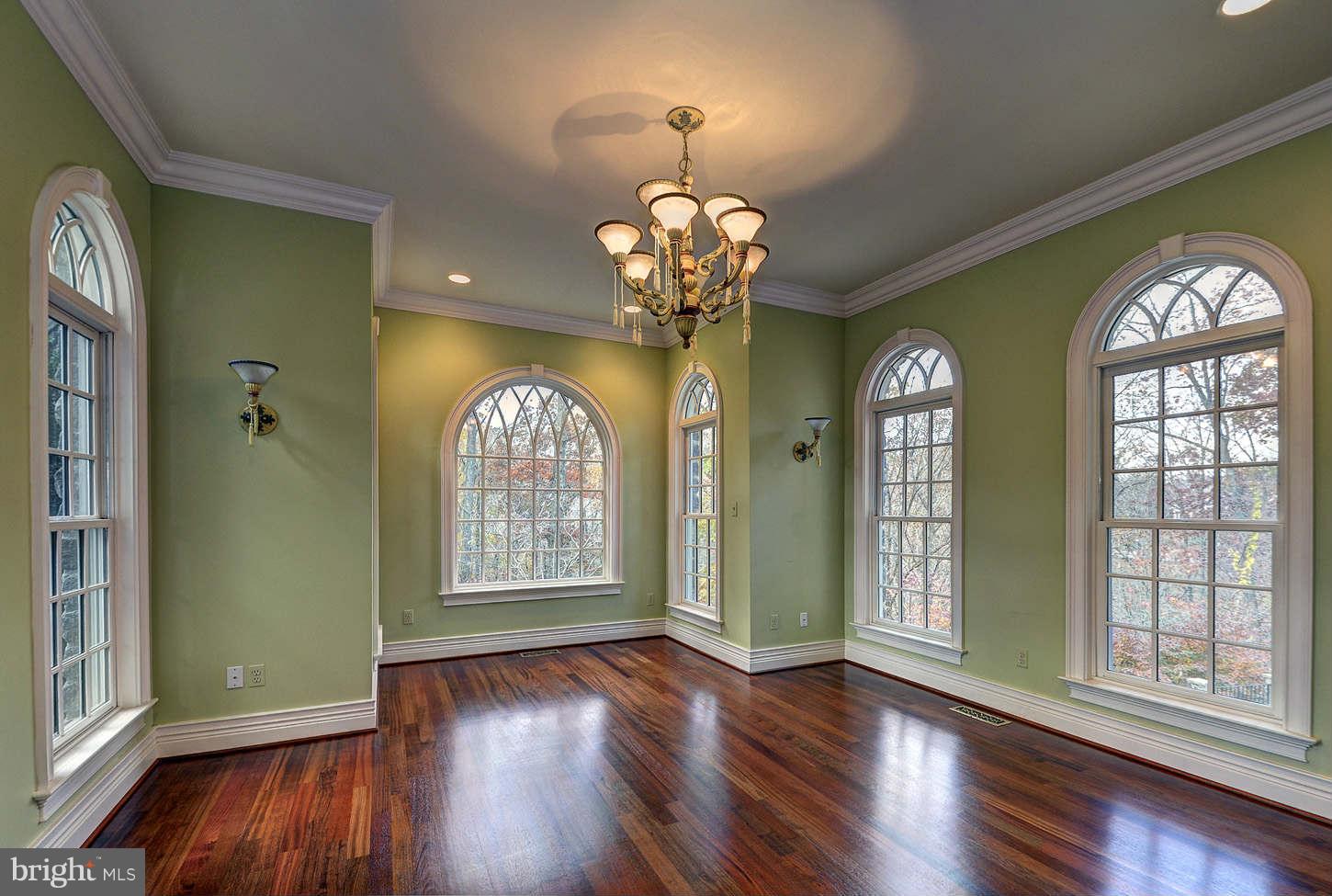 MCLEAN FALLS AT CHINQUAP - Residential