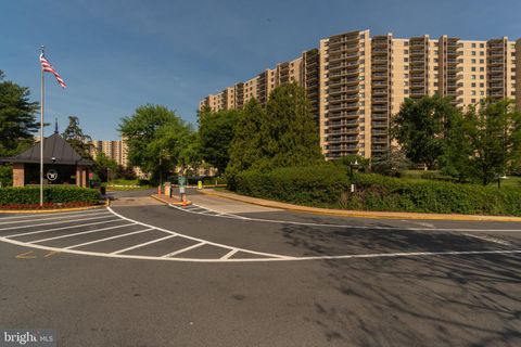 Photo of 205 Yoakum Parkway #609, ALEXANDRIA, VA 22304 (MLS # VAAX2059878)