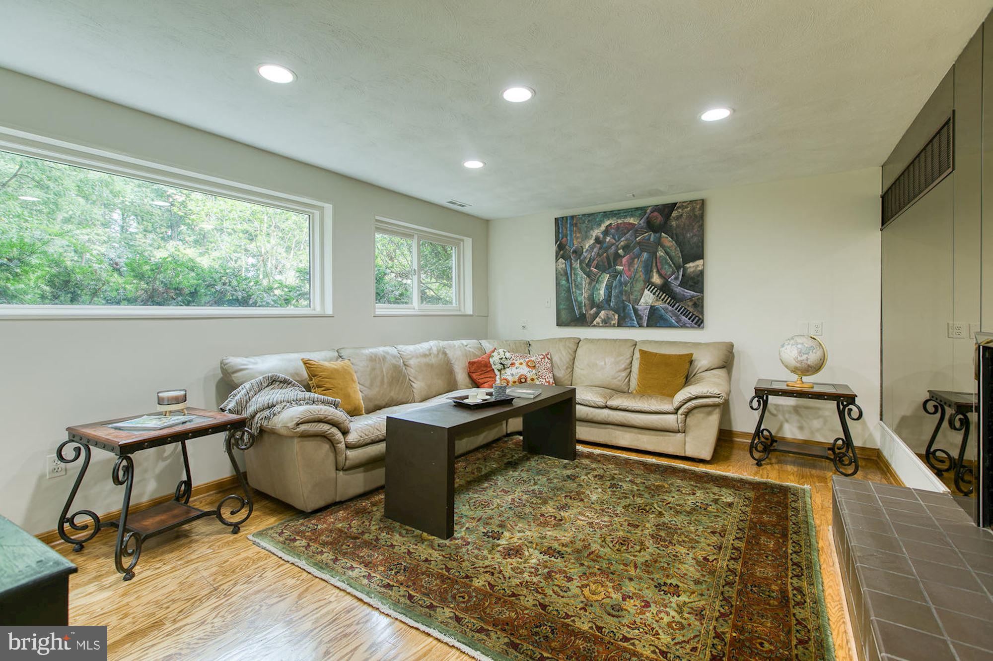 LAKE BARCROFT - Residential