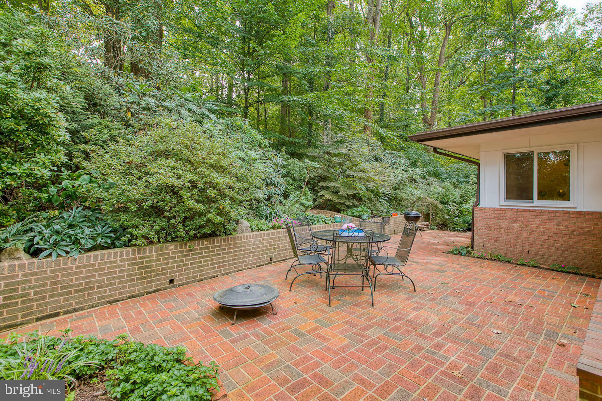 LAKE BARCROFT - Residential