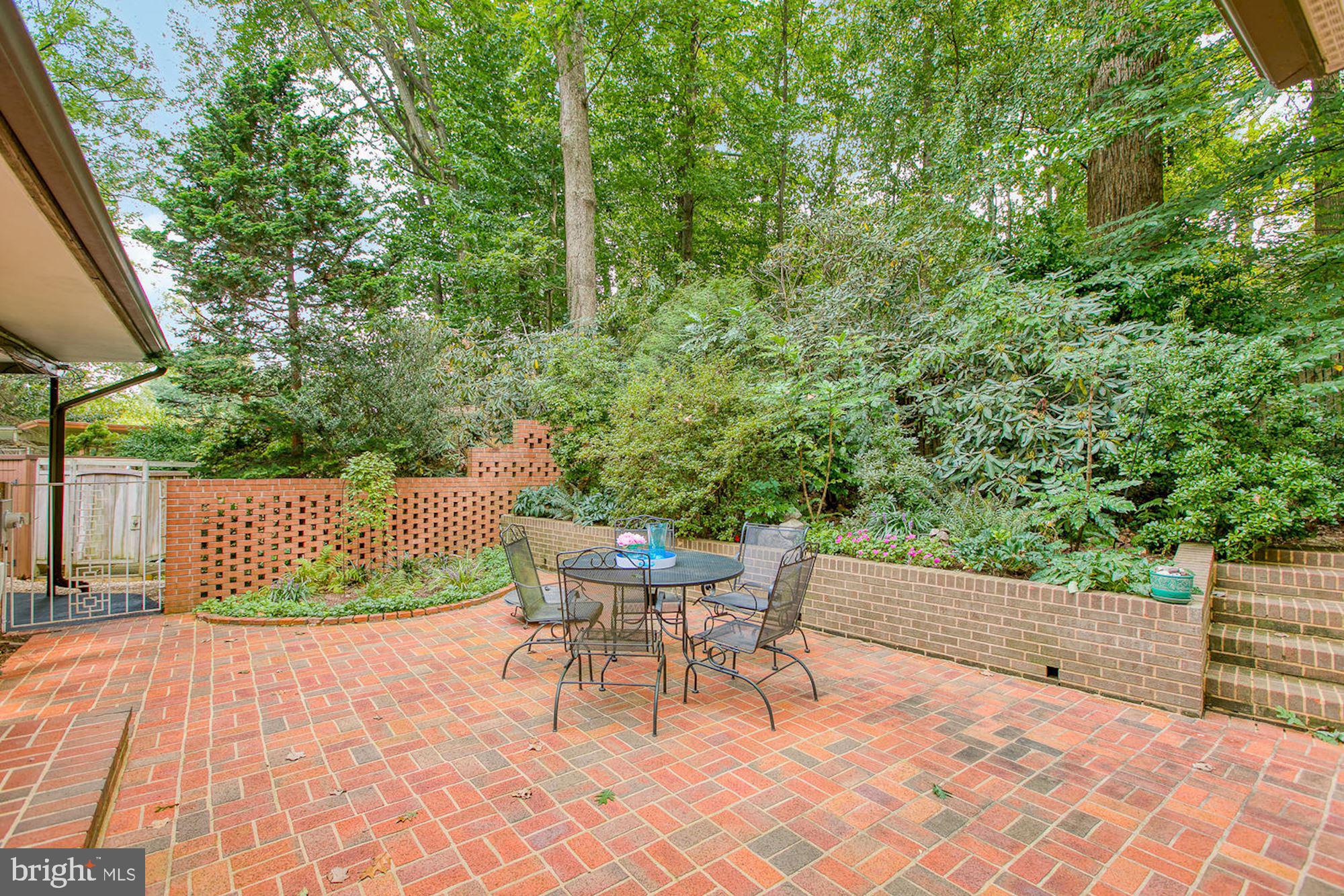 LAKE BARCROFT - Residential