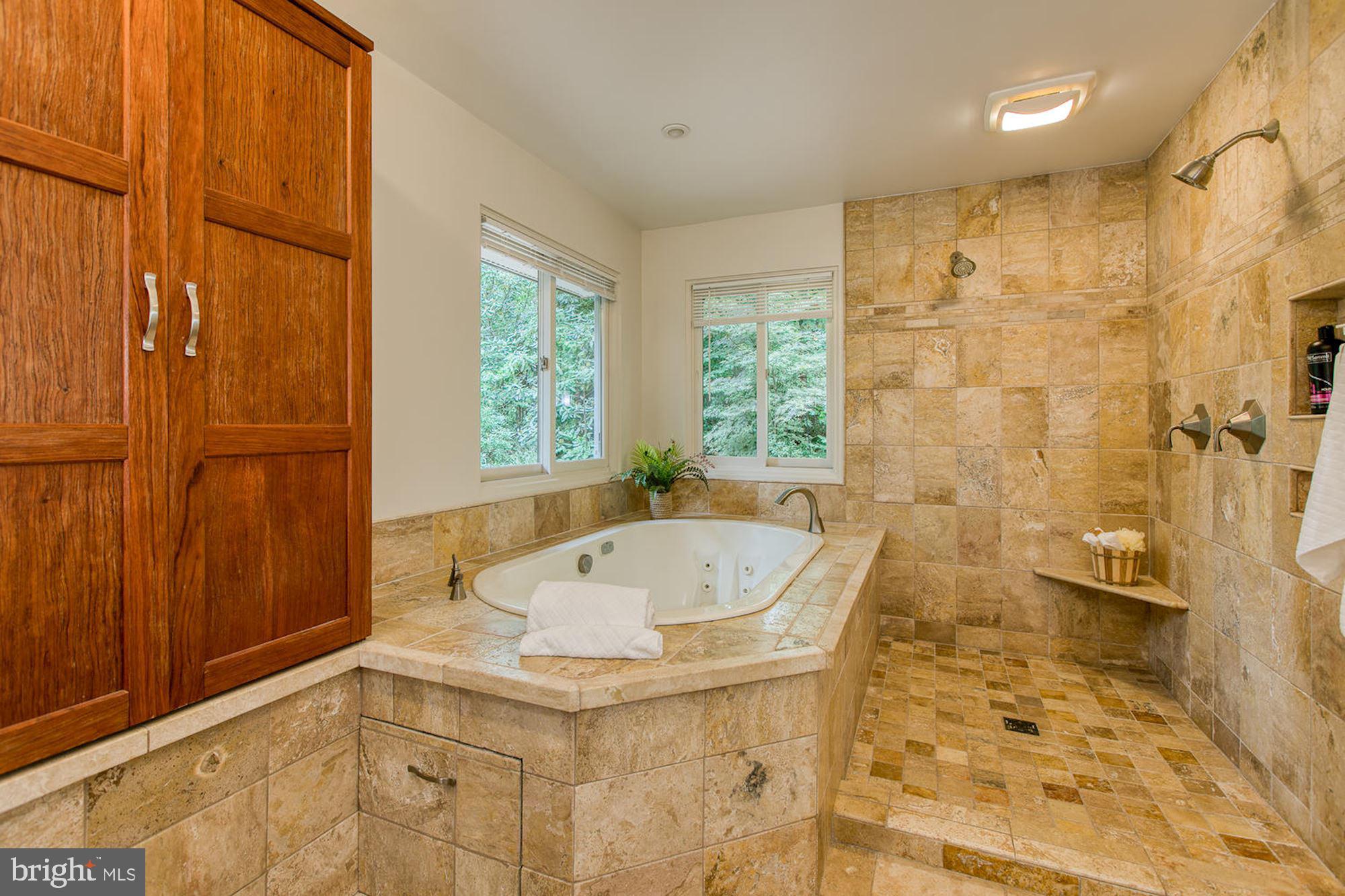 LAKE BARCROFT - Residential