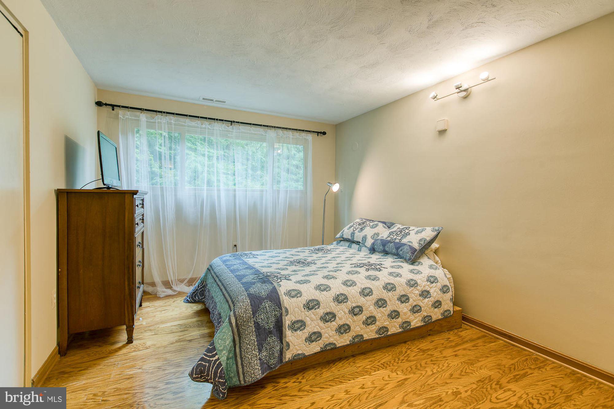 LAKE BARCROFT - Residential