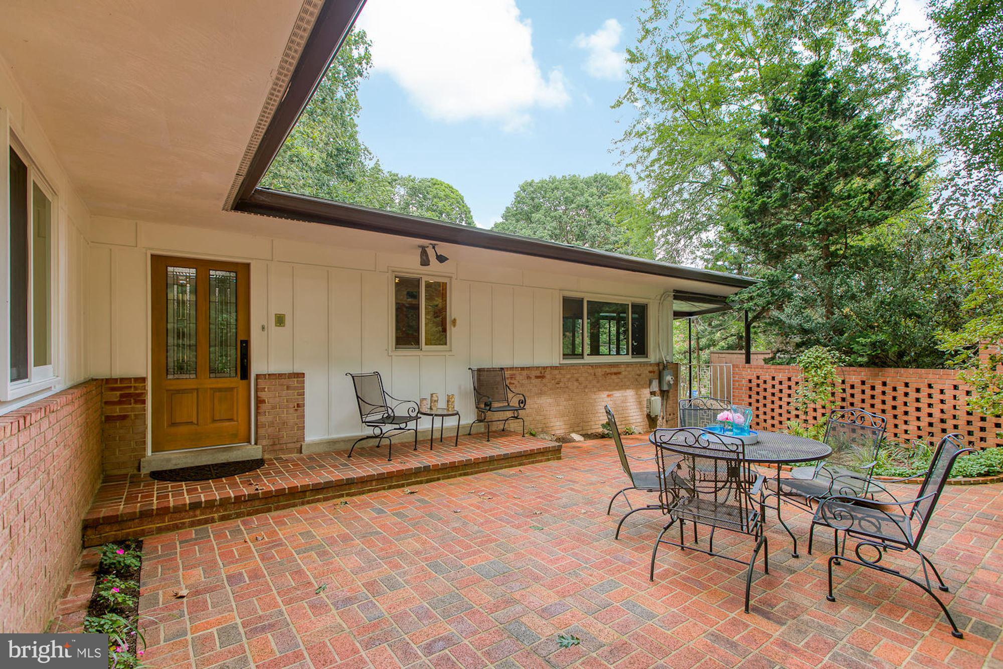 LAKE BARCROFT - Residential