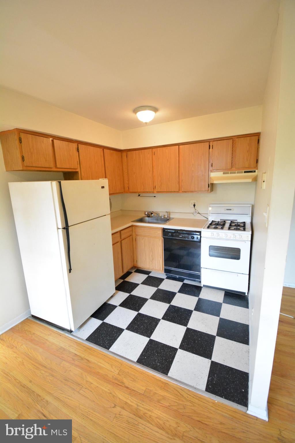 3413 CRESSON STREET 6