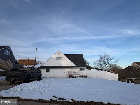 42 HOLLYHOCK LANE LEVITTOWN PA 19055