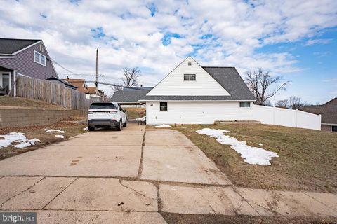 42 HOLLYHOCK LANE LEVITTOWN PA 19055