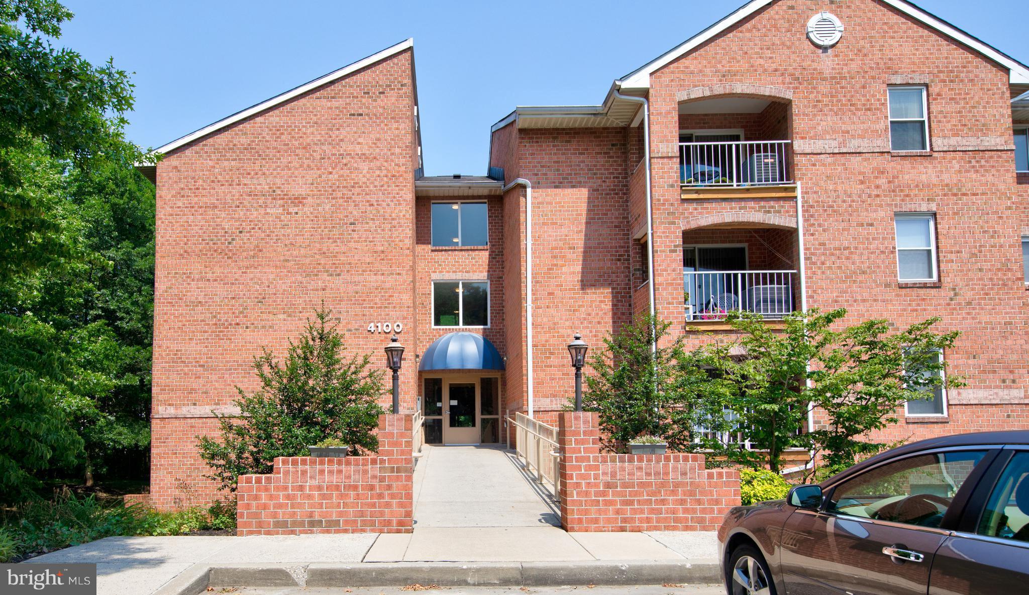 Spacious 3rd Floor 3 large Bedroom, 2 full bath condo with electric buzz in safety feature! Kitchen features a breakfast bar and plenty of cabinet storage and a master suite, walk in closet. Relax on your private deck backing up to quiet woods!