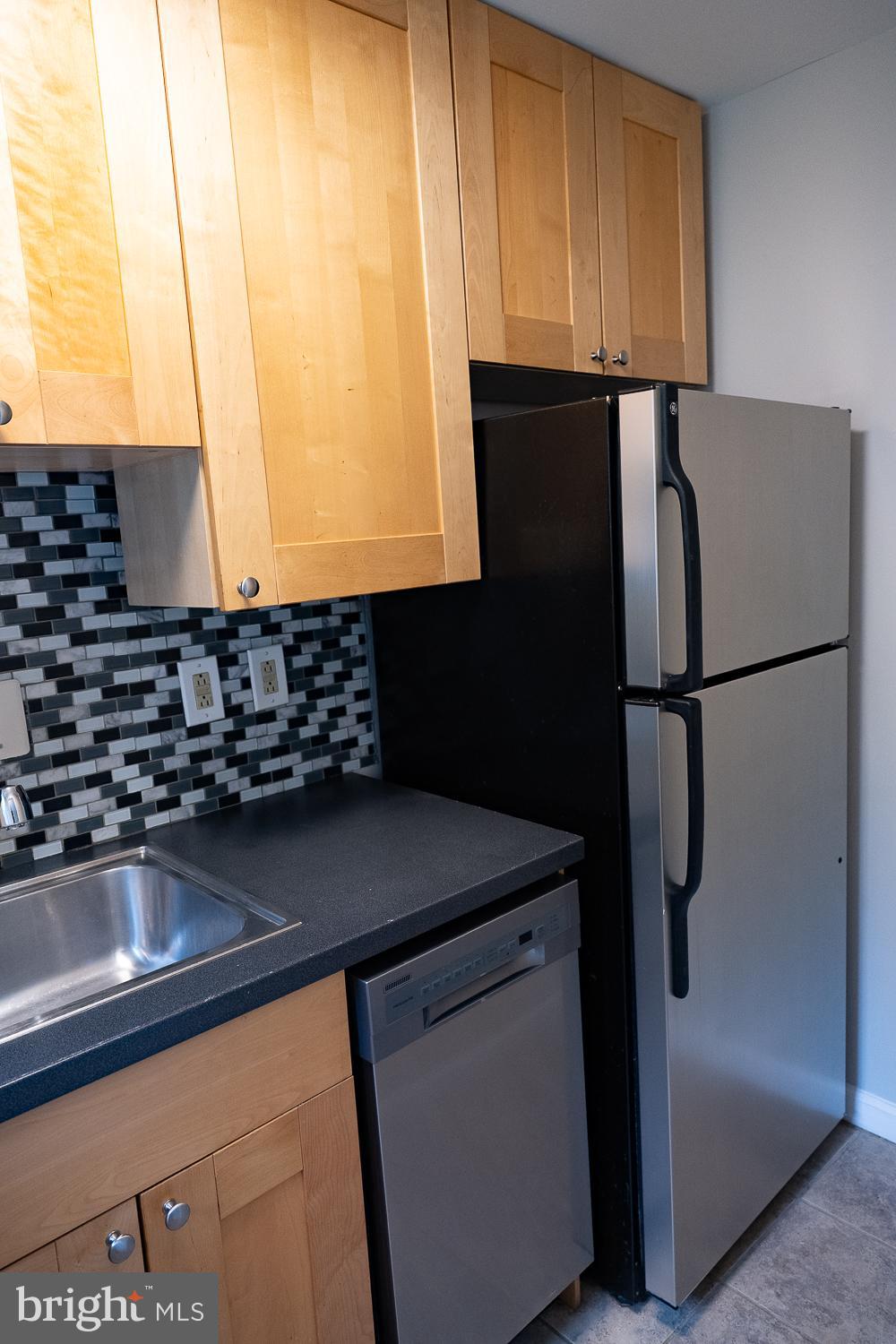 1721 N QUEENS LANE 1-104