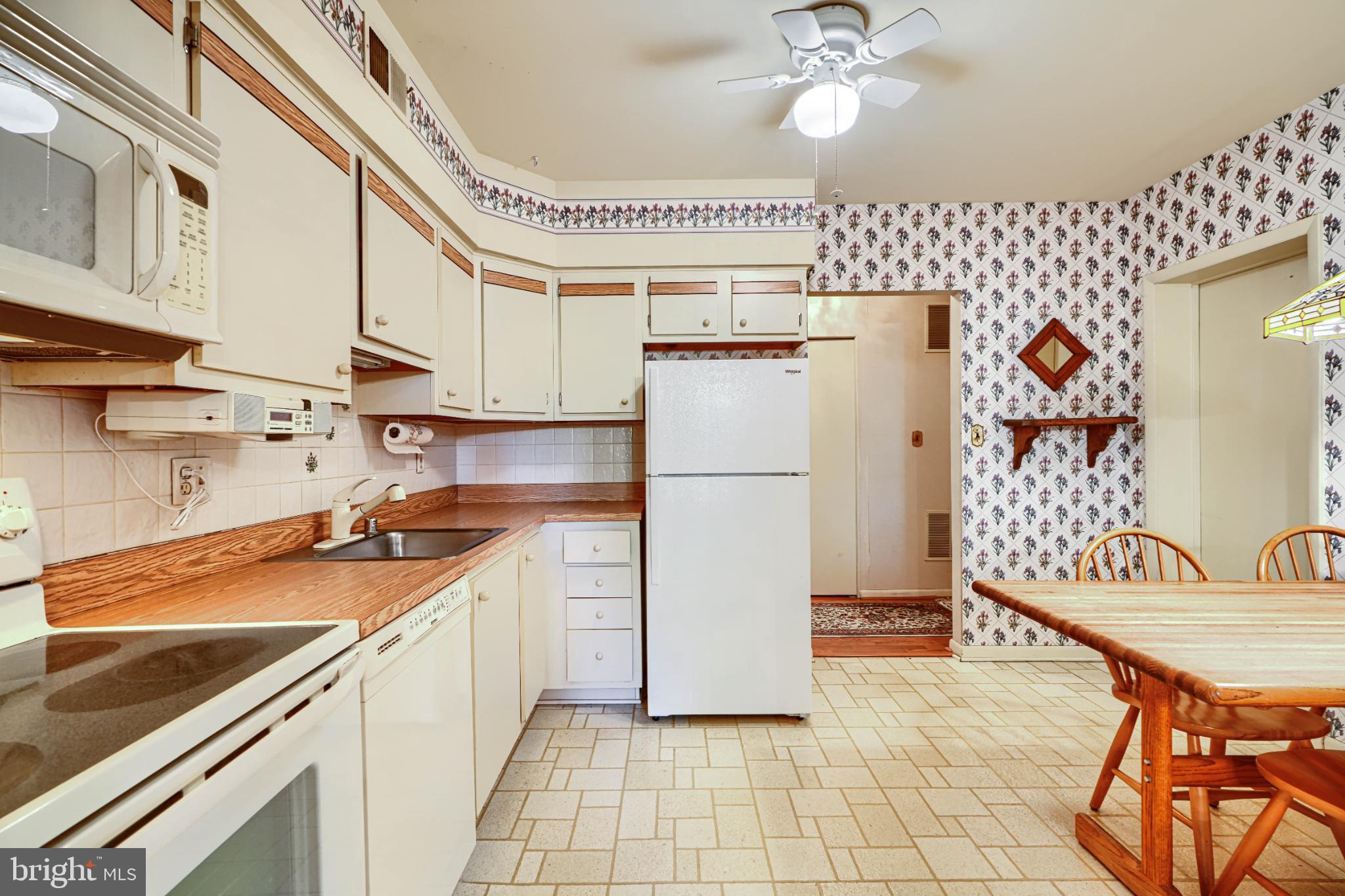 HOLLY HALL - Residential