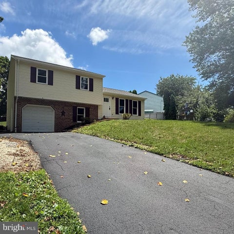 Homes For Sale - 15 Den Mar Drive<br/> Lancaster County, HOLTWOOD, PA 17532