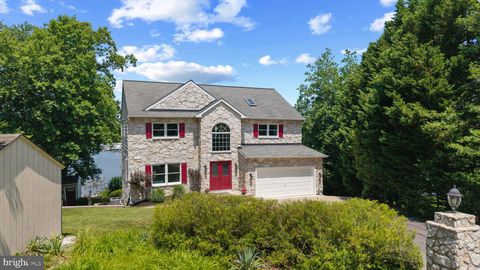 Homes For Sale - 8044 Forest Glen Drive<br/> PASADENA, MD 21122
