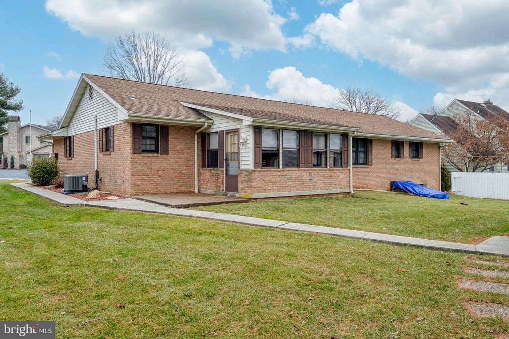 Photo of 300 SPRING HILL LN, MOUNTVILLE, PA 17554 (MLS # PALA2029432)