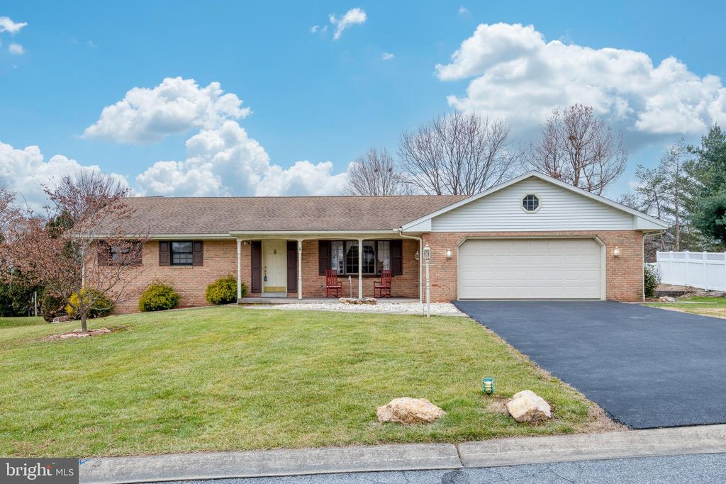 Photo of 300 SPRING HILL LN, MOUNTVILLE, PA 17554 (MLS # PALA2029432)