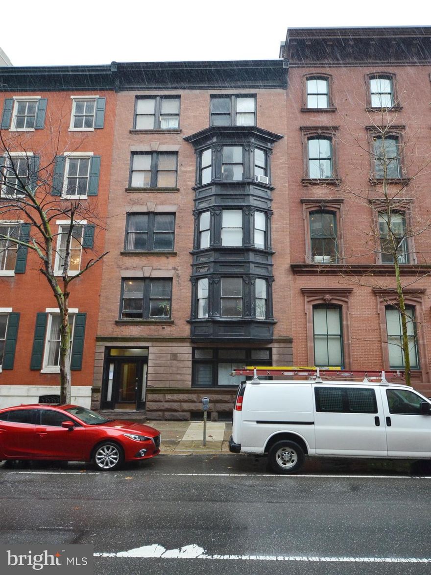 One bedroom, one bathroom apartment in Rittenhouse Square. Exposed brick wall, stainless steel appliances, including a dishwasher, built-in shelves, lots of natural light. Shared laundry in building. Just one block away from Rittenhouse Square park, and steps from great shops and restaurants. A short walk to University City, Penn, Drexel, CHOP, and the university of Pennsylvania. Tenant is responsible for electricity.