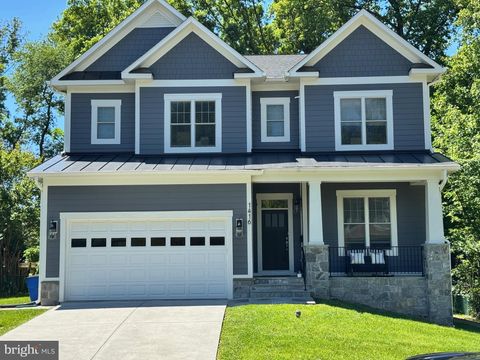 Photo of 1416 Ross Drive SW, VIENNA, VA 22180 (MLS # VAFX2315370)