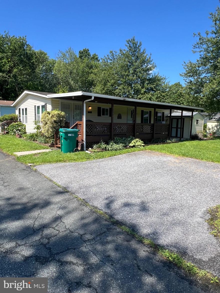 Well maintained 3BD/2BA manufactured home on beautiful corner lot in sought-after Briarwood Estates. HVAC replaced in 2022. Roof replaced in 2016. Don’t miss this one!