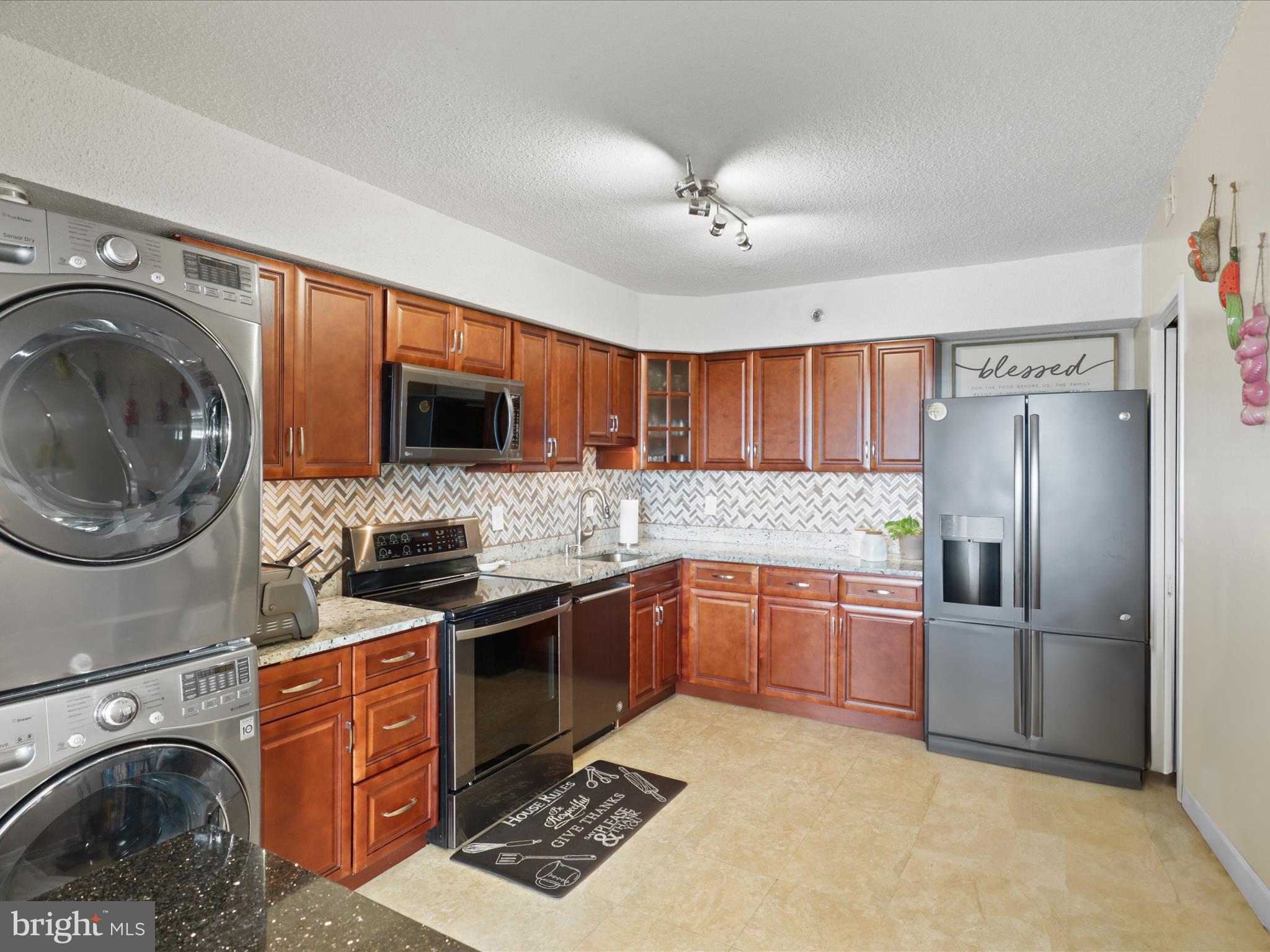 SKYLINE HOUSE - Residential