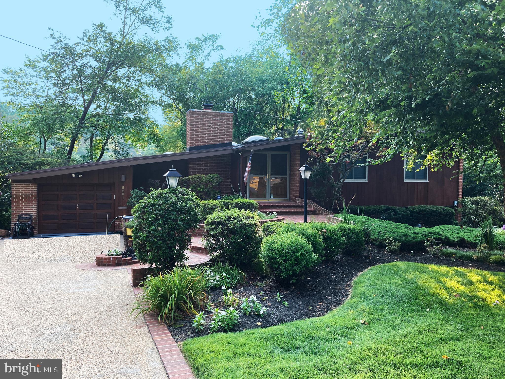 LAKE BARCROFT - Residential