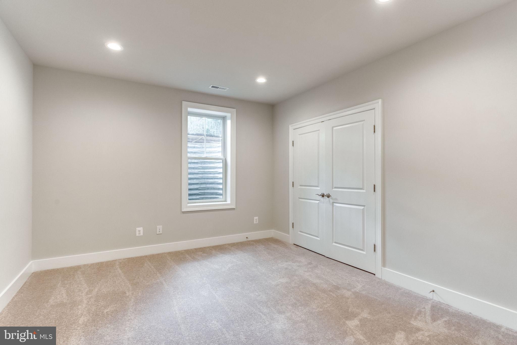 VIENNA OAKS - Residential