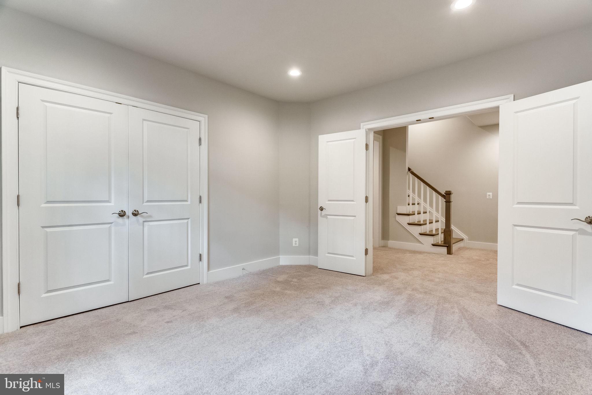 VIENNA OAKS - Residential