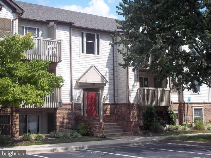 Nice 3rd level condo. 2 Nice size bedrooms and 2 updated bathrooms. Balcony. Reserved parking at main entry.GCCAR Applications only, copy of 2 most recent paystubs and photo ID.