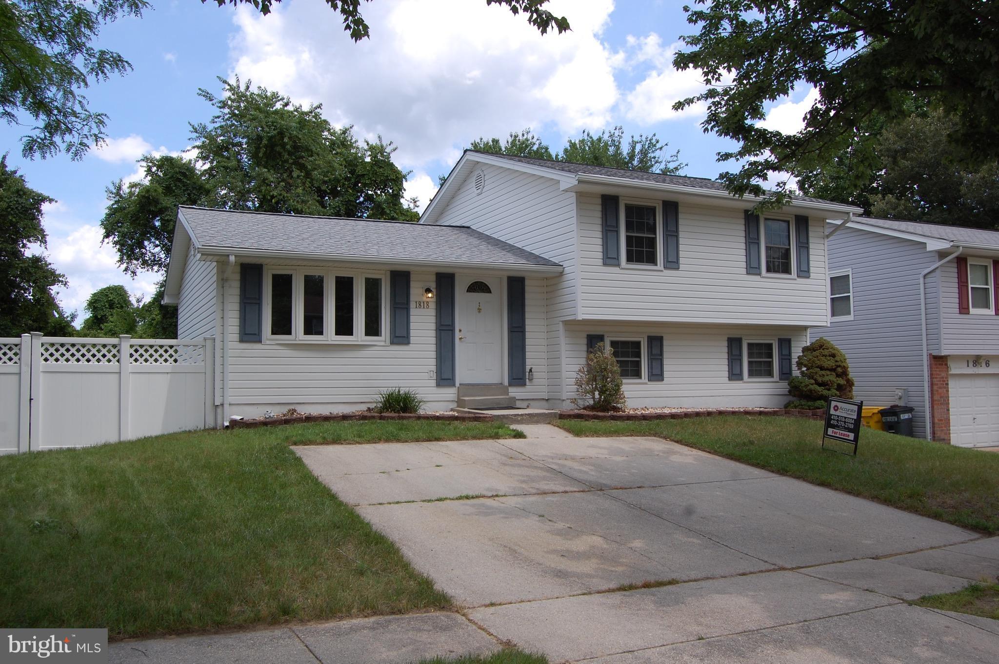 LOVELY AND SPACIOUS 3 LEVEL SPLIT - VINYL SIDING - HARDWOOD FLOORS ON MAIN LEVEL - FRESHLY PAINTED UPSTAIRS - UPGRADED KITCHEN CABINETS WITH GRANITE COUNTER TOPS!