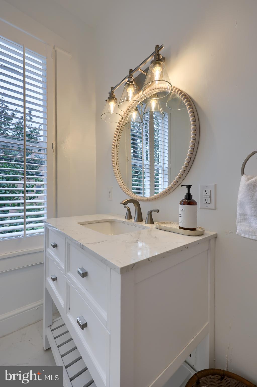 212 W CHESTNUT STREET