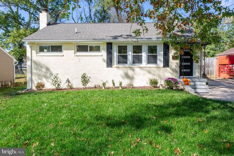 Photo of 1510 Broadwood Drive, ROCKVILLE, MD 20851 (MLS # MDMC2205114)
