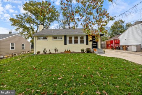 Photo of 1510 Broadwood Drive, ROCKVILLE, MD 20851 (MLS # MDMC2205114)