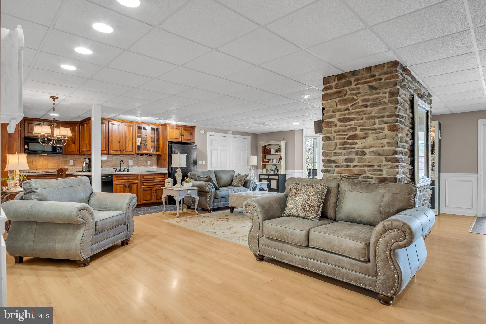 COUNTRY MANOR ESTATES - Residential