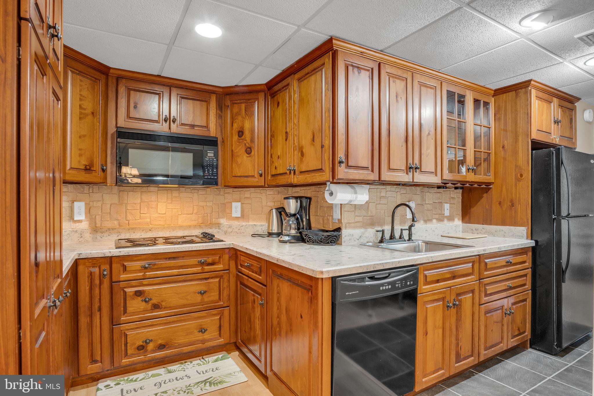 COUNTRY MANOR ESTATES - Residential